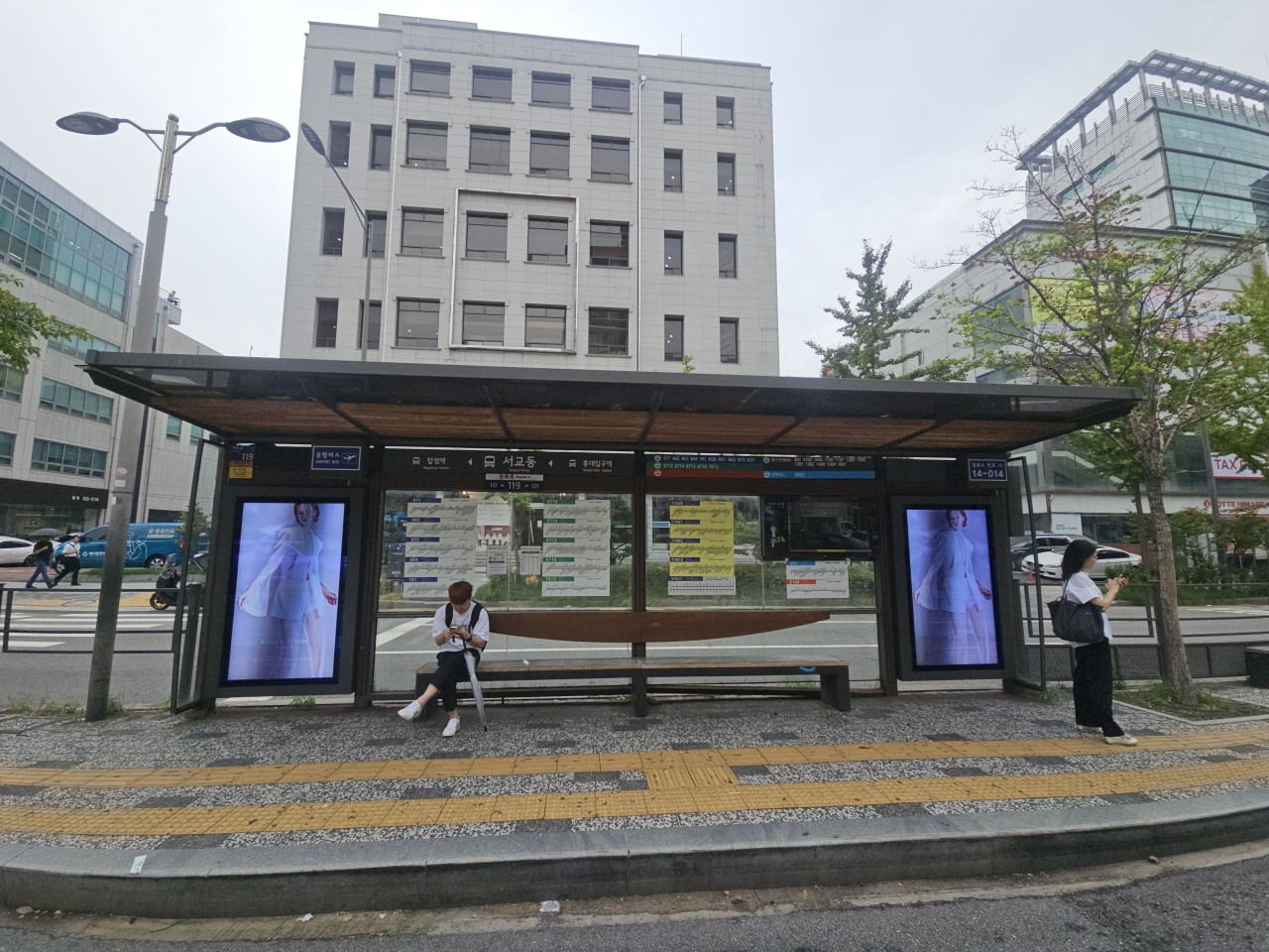 낮에도 선명하게 보이는 5000nit 이상의 옥외모니터